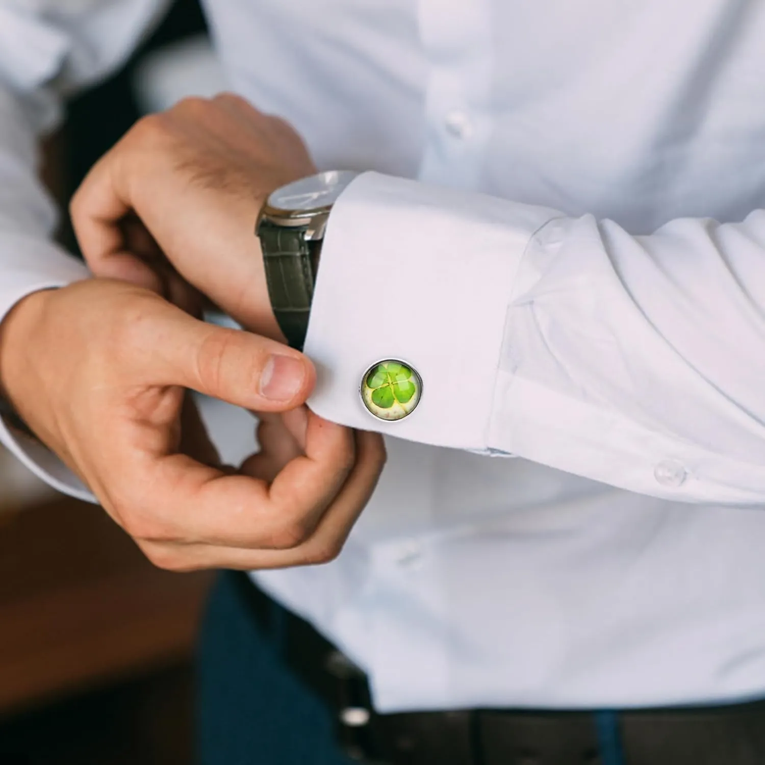 BESTYASH 2pcs Clover Cuff Links Shirts Cufflinks Decorative Cufflinks Men Clothing Accessories